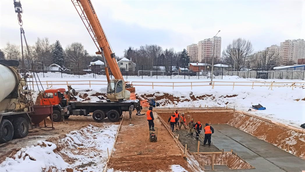 К устройству фундамента школьной пристройки приступили в Красногорске