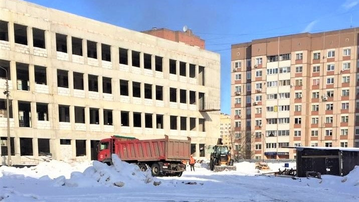 Новый подрядчик приступил к завершению строительства школы в Красногорске