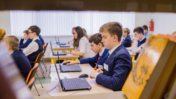 Ноутбуки, проекторы и смарт-ТВ закупят в школы Московской области