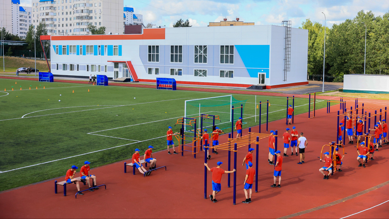 Более 300 школьных стадионов открыли в Подмосковье