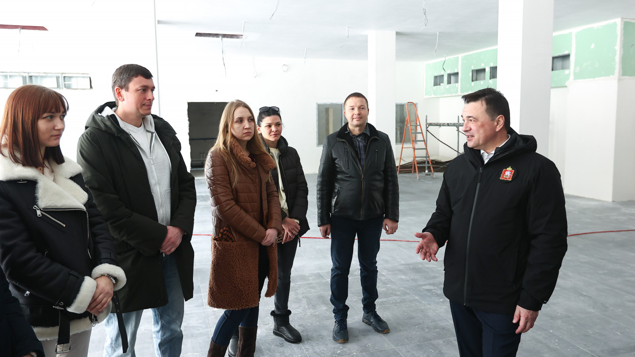 Андрей Воробьев проверил ход строительства первой в ЖК «Митино парк» школы
