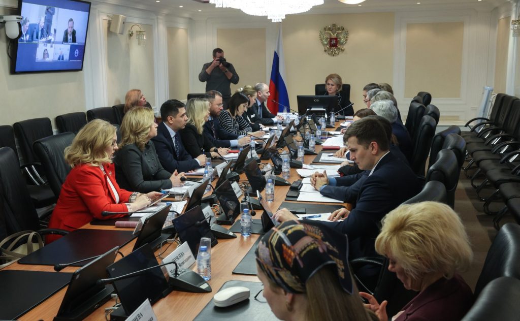 Меры по снижению бюрократической нагрузки в системе образования обсудили в ходе круглого стола в Совете Федерации